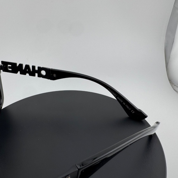 Chanel (Wayfarer) style sunglasses - Picture 5 of 6